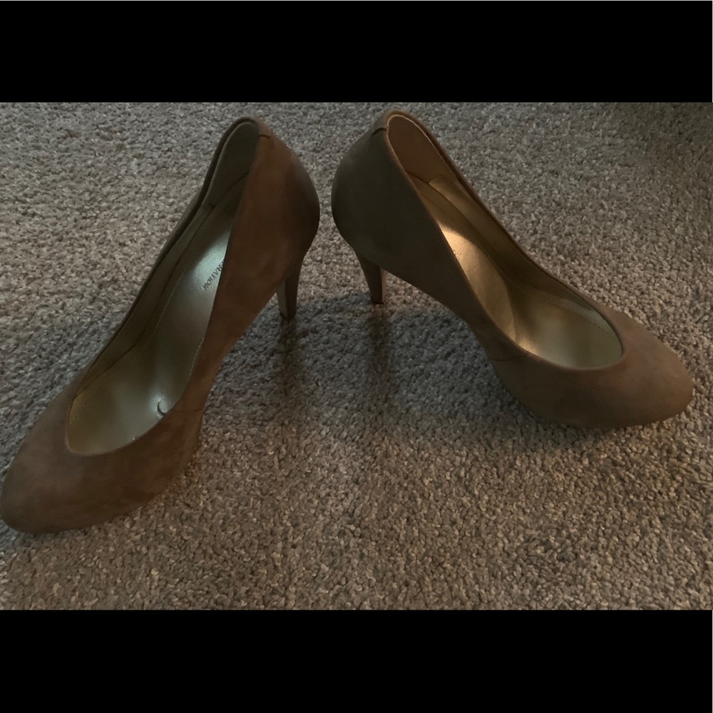 BCBG GENERATION SUEDE PUMPS. SIZE 8. ⭐️